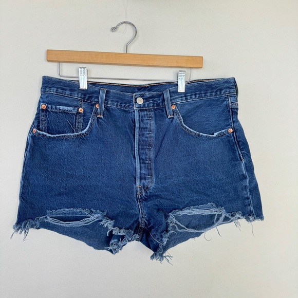 Levi’s 501 Womens Cutoff Denim Shorts Blue Sz 33 Casual Summer High Waist Beach - Picture 2 of 9